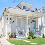 Private 2Br Condo In Uptown By Hosteeva