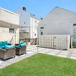 Private 2Br Condo In Uptown By Hosteeva