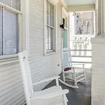 Private 2Br Condo In Uptown By Hosteeva