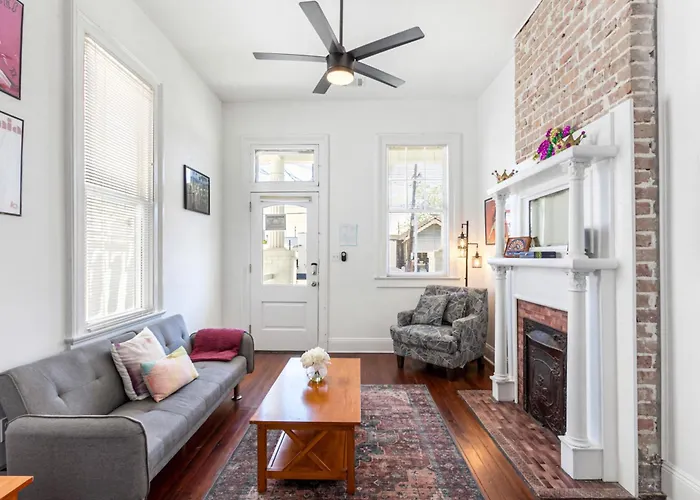 Private 2Br Condo In Uptown By Hosteeva