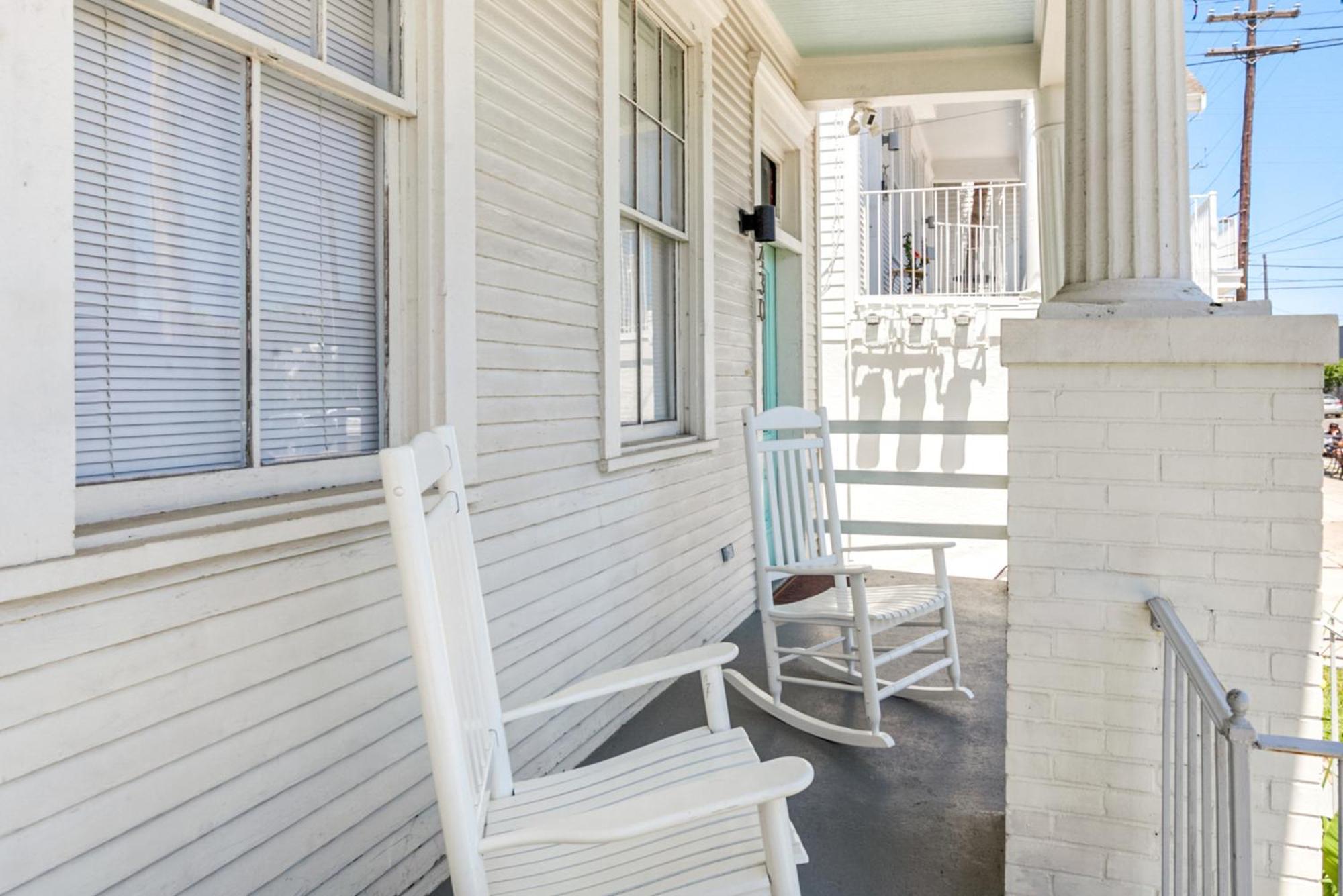 Private 2br In Uptown By Hosteeva