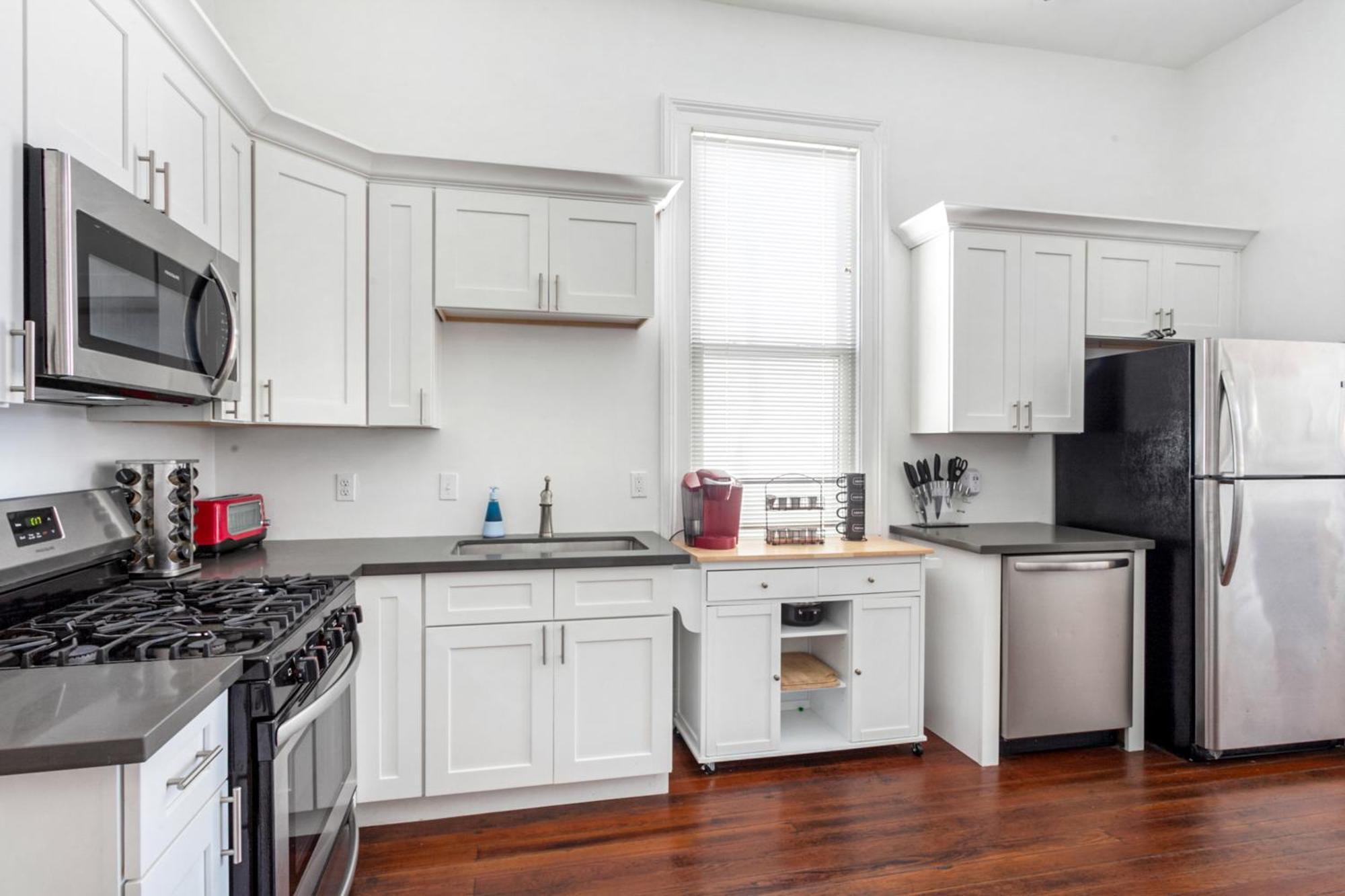 Private 2br In Uptown By Hosteeva